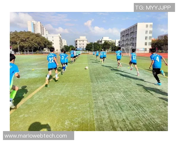 在绿茵场上追逐梦想的少年们好像踢足球一样勇敢无畏